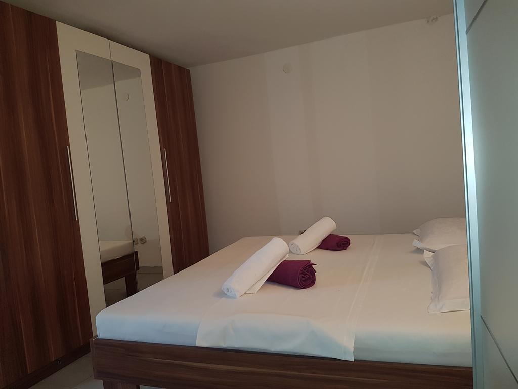 Apartments Lovric - 30 Meters To The Beach Trogir Exterior photo
